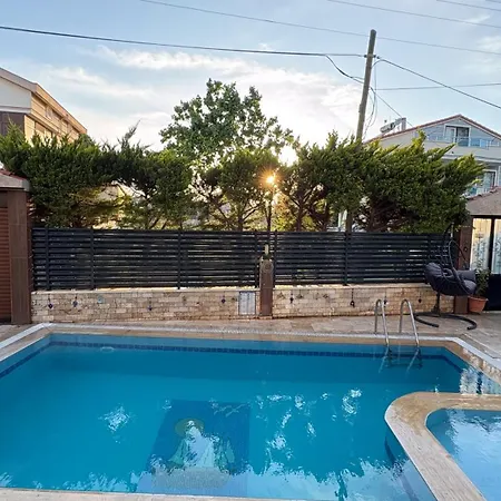 Havuz: Organic Oasis With Pool And Sea Views Vilă